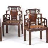 Acht Armlehnstühle aus Holz mit geflochtenen Sitzflächen - photo 11