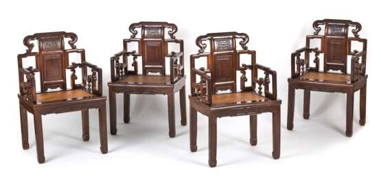 Acht Armlehnstühle aus Holz mit geflochtenen Sitzflächen - photo 11
