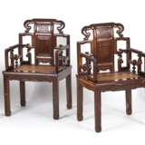 Acht Armlehnstühle aus Holz mit geflochtenen Sitzflächen - photo 12