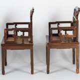 Acht Armlehnstühle aus Holz mit geflochtenen Sitzflächen - Foto 13