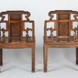 Acht Armlehnstühle aus Holz mit geflochtenen Sitzflächen - Foto 14