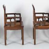 Acht Armlehnstühle aus Holz mit geflochtenen Sitzflächen - Foto 15