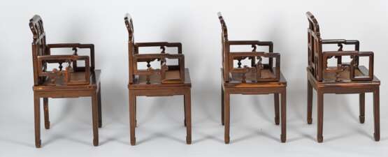 Acht Armlehnstühle aus Holz mit geflochtenen Sitzflächen - photo 15