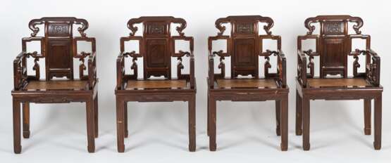 Acht Armlehnstühle aus Holz mit geflochtenen Sitzflächen - Foto 16