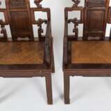 Acht Armlehnstühle aus Holz mit geflochtenen Sitzflächen - photo 17