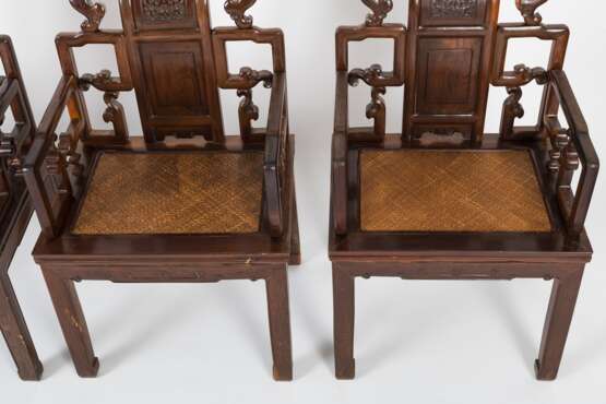 Acht Armlehnstühle aus Holz mit geflochtenen Sitzflächen - photo 17