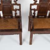 Acht Armlehnstühle aus Holz mit geflochtenen Sitzflächen - Foto 18