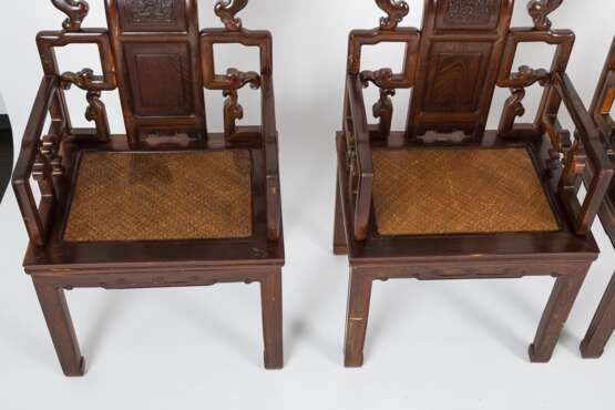 Acht Armlehnstühle aus Holz mit geflochtenen Sitzflächen - photo 18