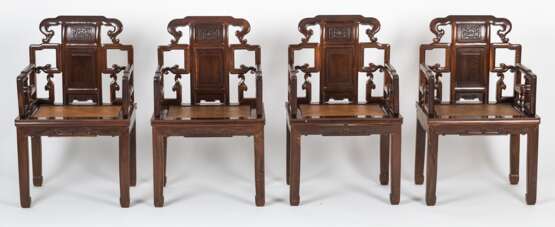 Acht Armlehnstühle aus Holz mit geflochtenen Sitzflächen - photo 19