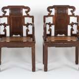 Acht Armlehnstühle aus Holz mit geflochtenen Sitzflächen - photo 19