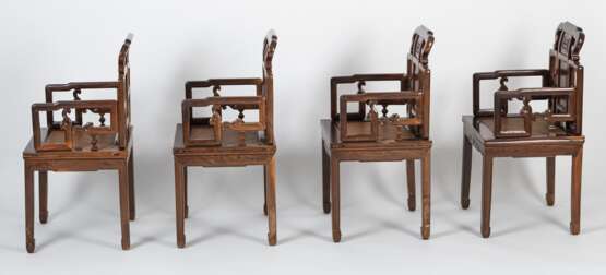 Acht Armlehnstühle aus Holz mit geflochtenen Sitzflächen - Foto 20