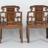 Acht Armlehnstühle aus Holz mit geflochtenen Sitzflächen - Foto 21