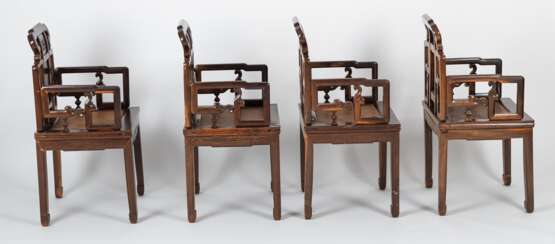 Acht Armlehnstühle aus Holz mit geflochtenen Sitzflächen - Foto 22