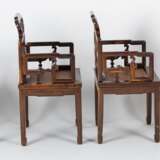 Acht Armlehnstühle aus Holz mit geflochtenen Sitzflächen - photo 22