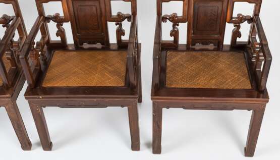 Acht Armlehnstühle aus Holz mit geflochtenen Sitzflächen - Foto 23