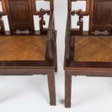 Acht Armlehnstühle aus Holz mit geflochtenen Sitzflächen - photo 23