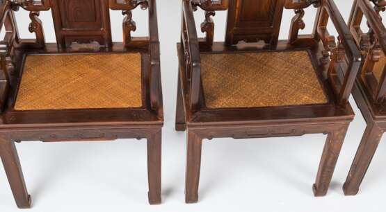 Acht Armlehnstühle aus Holz mit geflochtenen Sitzflächen - photo 24