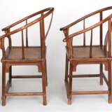 Paar 'Huanghuali'-Hufeisenstühle mit geflochtenen Sitzflächen und Drachenmedaillons in Relief - Foto 2