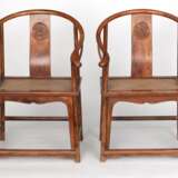 Paar 'Huanghuali'-Hufeisenstühle mit geflochtenen Sitzflächen und Drachenmedaillons in Relief - photo 5