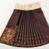 Brauner Damenrock aus Seide mit Antiquitäten in Goldstickerei - фото 3