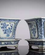 Product catalog. Paar quadratische Cachepots aus Porzellan mit unterglasurblauem Floral- und Vogeldekor