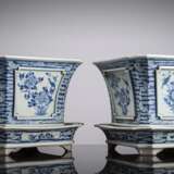 Paar quadratische Cachepots aus Porzellan mit unterglasurblauem Floral- und Vogeldekor - Foto 1