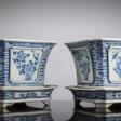 Paar quadratische Cachepots aus Porzellan mit unterglasurblauem Floral- und Vogeldekor - Auction prices