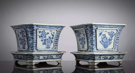 Paar quadratische Cachepots aus Porzellan mit unterglasurblauem Floral- und Vogeldekor - фото 1