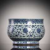 Cachepot aus Porzellan mit unterglasurblauem Dekor von Lotosblüten und -ranken - Foto 1