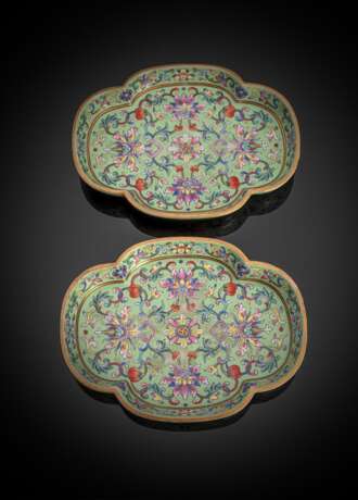Paar feine und seltene vierpassige kaiserliche Schalen aus Porzellan mit Lotusdekor auf Ständen - Foto 2