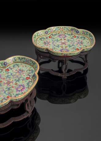 Paar feine und seltene vierpassige kaiserliche Schalen aus Porzellan mit Lotusdekor auf Ständen - Foto 7