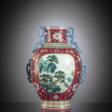 Exzellente Yangcai-Vase mit rubinrotem Fond und Lotusblüten, Vorder- und rückseitig mit Landschaftsreserven - Auktionspreise