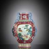 Exzellente Yangcai-Vase mit rubinrotem Fond und Lotusblüten, Vorder- und rückseitig mit Landschaftsreserven - фото 2