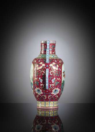 Exzellente Yangcai-Vase mit rubinrotem Fond und Lotusblüten, Vorder- und rückseitig mit Landschaftsreserven - Foto 4