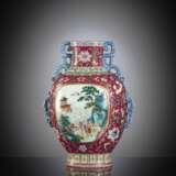 Exzellente Yangcai-Vase mit rubinrotem Fond und Lotusblüten, Vorder- und rückseitig mit Landschaftsreserven - photo 5