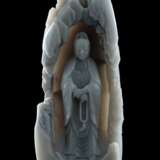 Seltene Jadeschnitzerei des Guanyin in einer Felsgrotte stehend - Foto 5