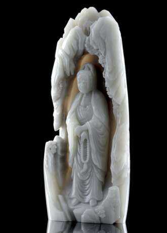 Seltene Jadeschnitzerei des Guanyin in einer Felsgrotte stehend - фото 6
