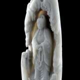 Seltene Jadeschnitzerei des Guanyin in einer Felsgrotte stehend - фото 6