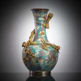 Seltene Cloisonné-Vase mit feuervergoldetem Drachen und Bronzereliefs - Foto 1