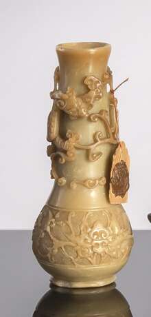 Feine Vase aus Speckstein mit Chilong und Lotus - photo 1