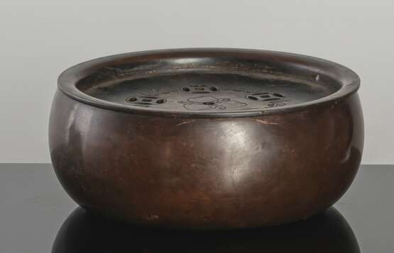 Weihrauchbrenner mit durchbrochen gearbeiteten Deckel aus Bronze mit Dekor von Fledermäusen, Pfirsichen und Cash-Münzen - photo 1