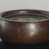 Weihrauchbrenner mit durchbrochen gearbeiteten Deckel aus Bronze mit Dekor von Fledermäusen, Pfirsichen und Cash-Münzen - фото 1