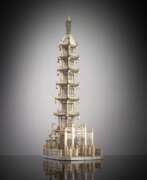 Countries and continents. Siebenstöckige Pagode mit Vorplatz aus Bein in orig. Holzkasten