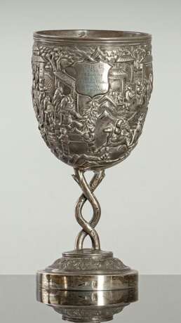 Feiner Pokal aus Silber mit Figurenrelief und Widmungskartusche - фото 1