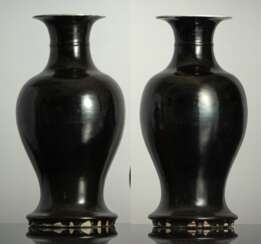 Paar Balustervasen aus Porzellan mit schwarzer Glasur