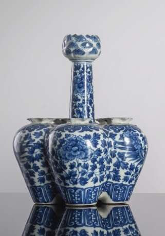 Tulpenvase aus Porzellan mit unterglasurblauem Dekor - photo 1