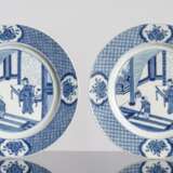 Zwei flache Teller aus Porzellan mit unterglasurblauem Figuren- und Pfirsichdekor - photo 1