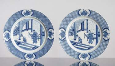 Zwei flache Teller aus Porzellan mit unterglasurblauem Figuren- und Pfirsichdekor