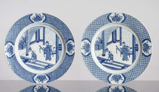 Zwei flache Teller aus Porzellan mit unterglasurblauem Figuren- und Pfirsichdekor - photo 1