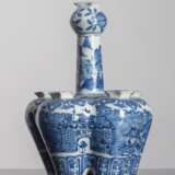 Tulpenvase aus Porzellan mit unterglasurblauem Dekor einer Flusslandschaft mit Toranlagen - photo 1